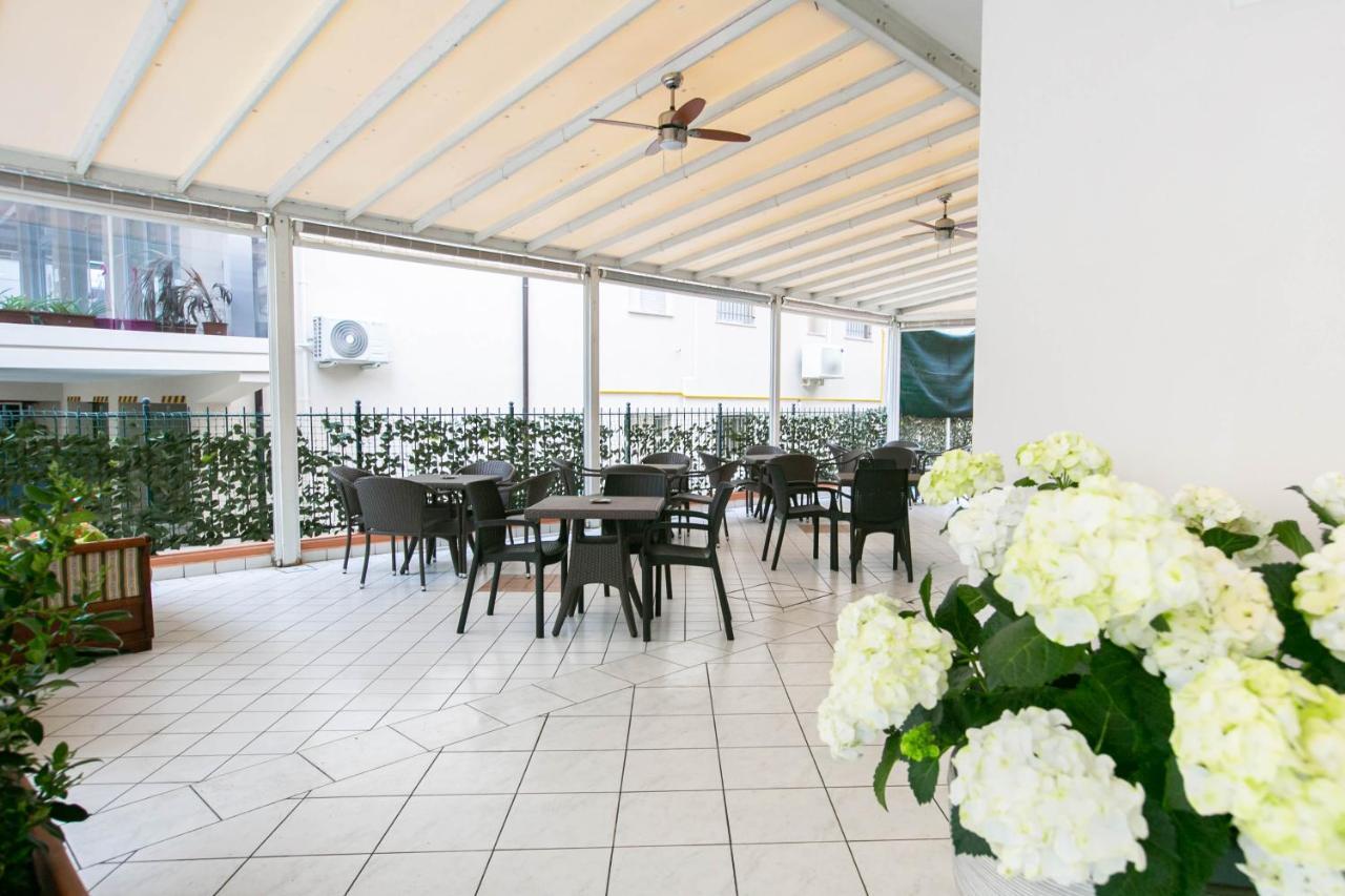 Hotel Valparaiso Rimini Buitenkant foto