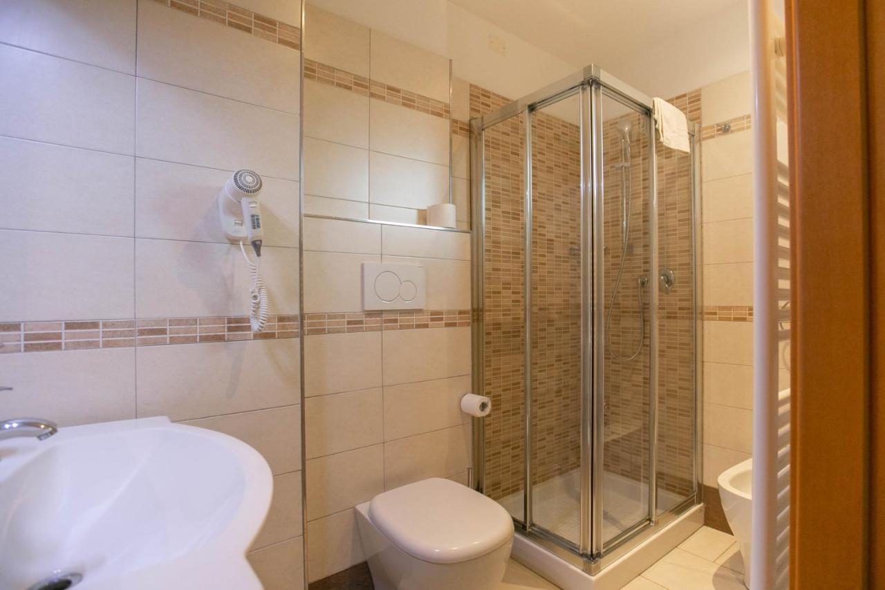 Hotel Valparaiso Rimini Buitenkant foto