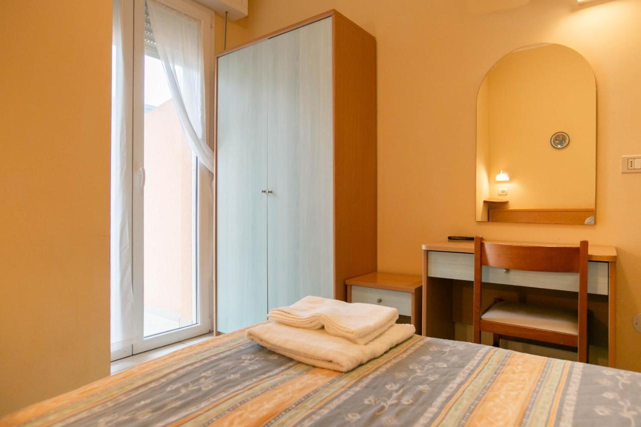 Hotel Valparaiso Rimini Buitenkant foto