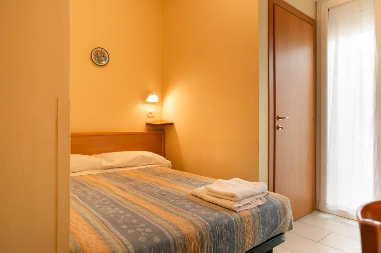 Hotel Valparaiso Rimini Buitenkant foto