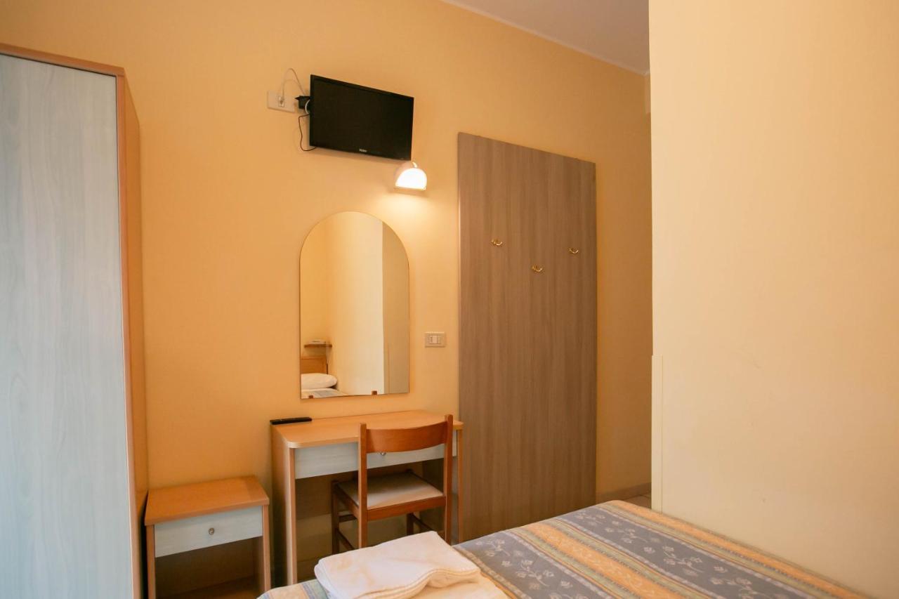 Hotel Valparaiso Rimini Buitenkant foto