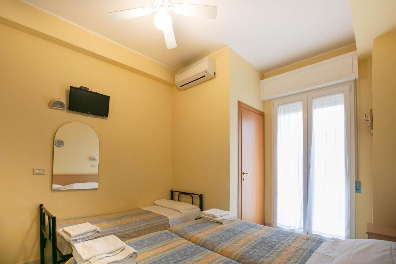 Hotel Valparaiso Rimini Buitenkant foto