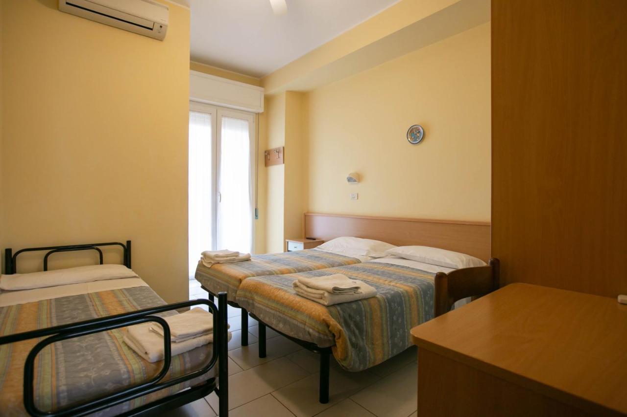 Hotel Valparaiso Rimini Buitenkant foto