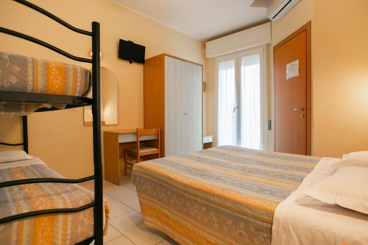 Hotel Valparaiso Rimini Buitenkant foto
