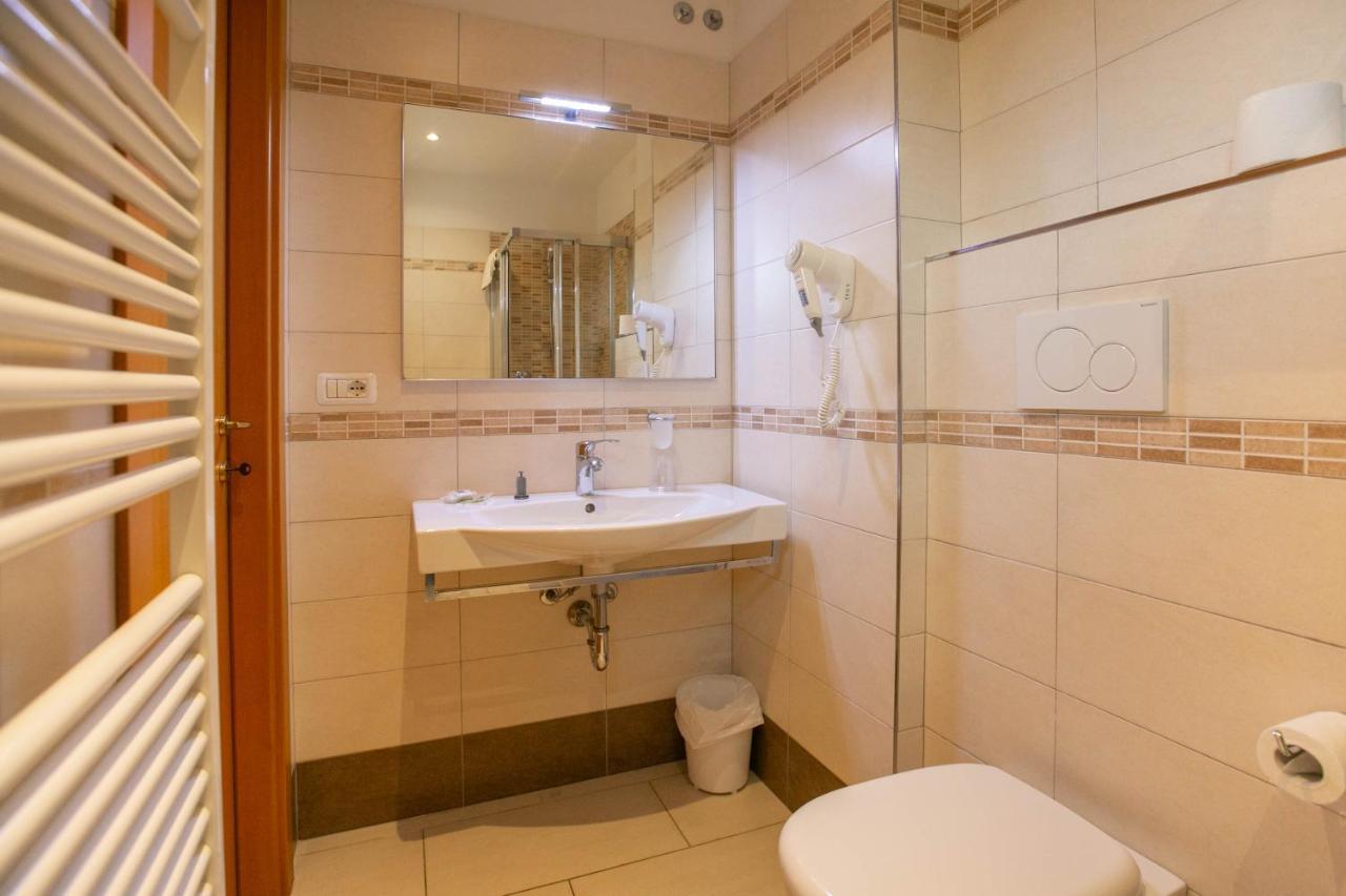 Hotel Valparaiso Rimini Buitenkant foto