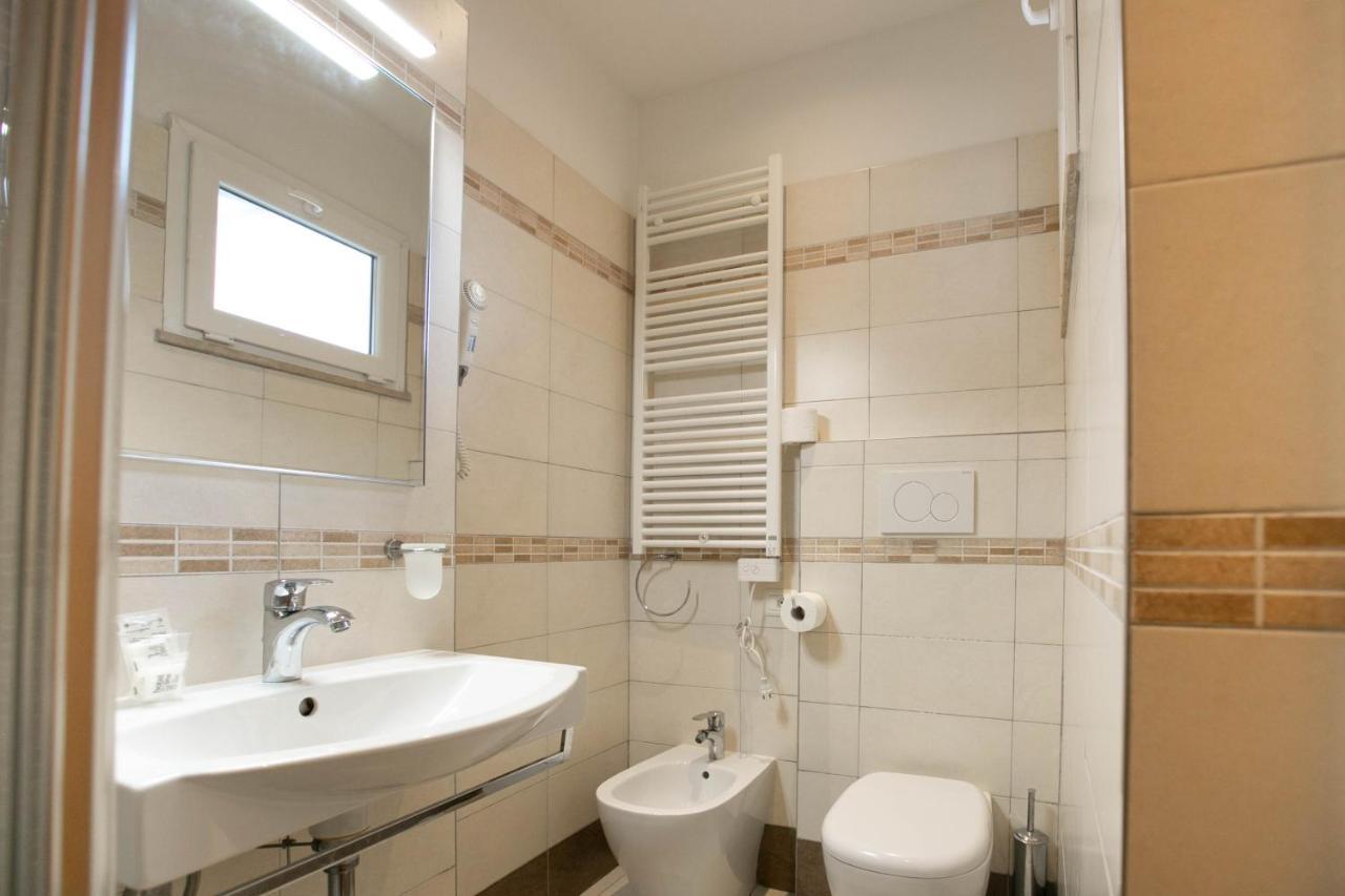 Hotel Valparaiso Rimini Buitenkant foto