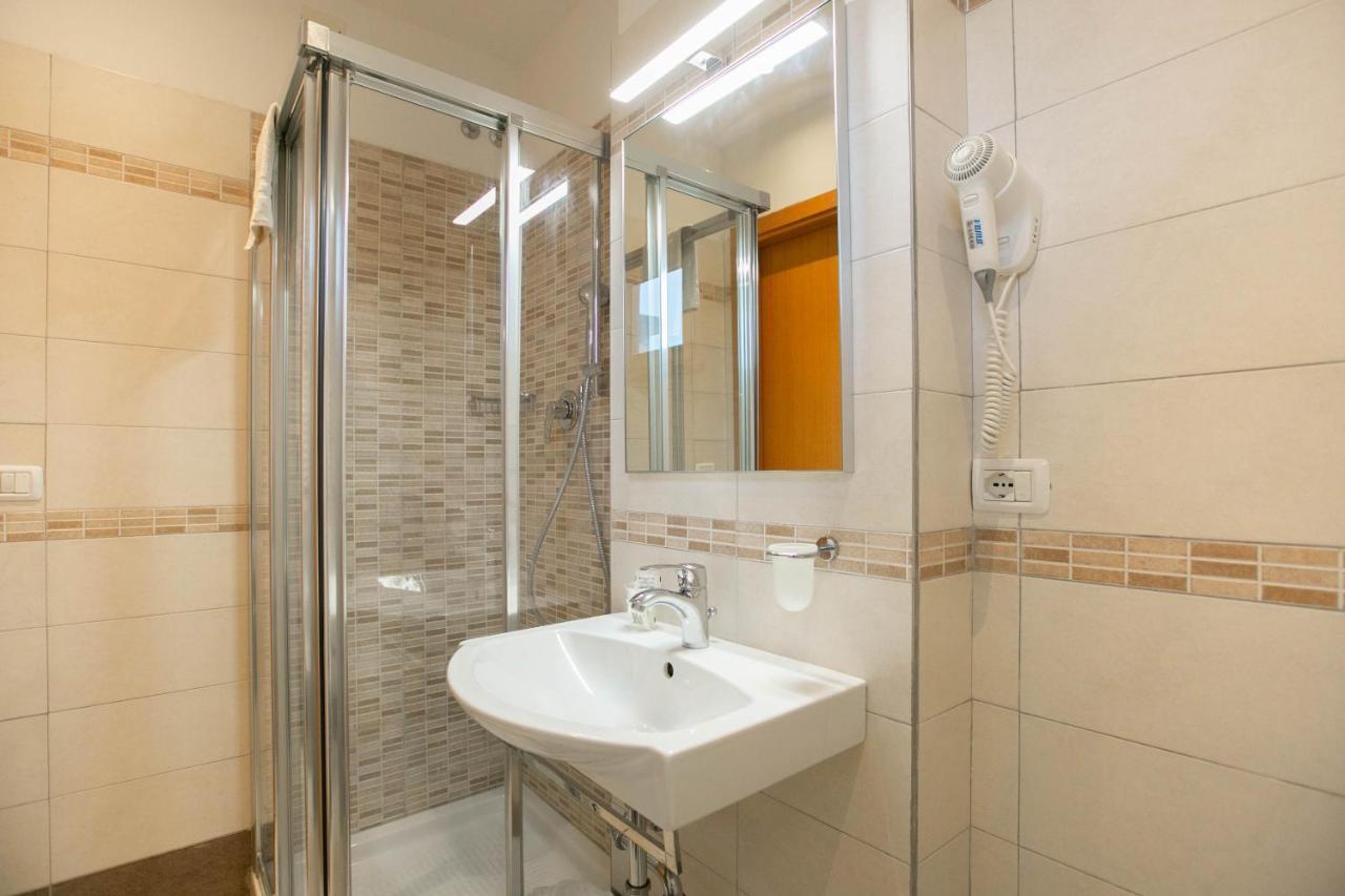Hotel Valparaiso Rimini Buitenkant foto