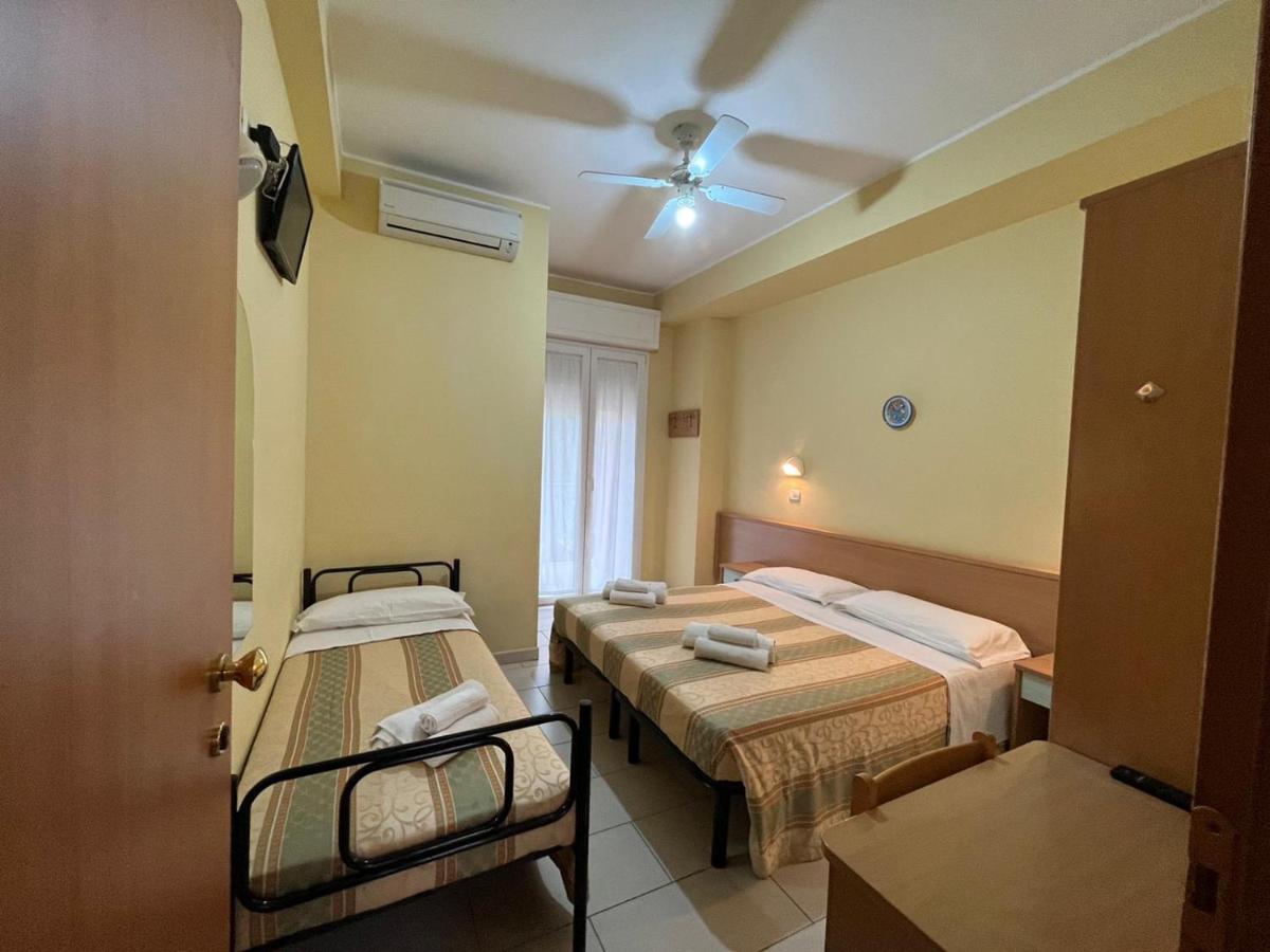 Hotel Valparaiso Rimini Buitenkant foto