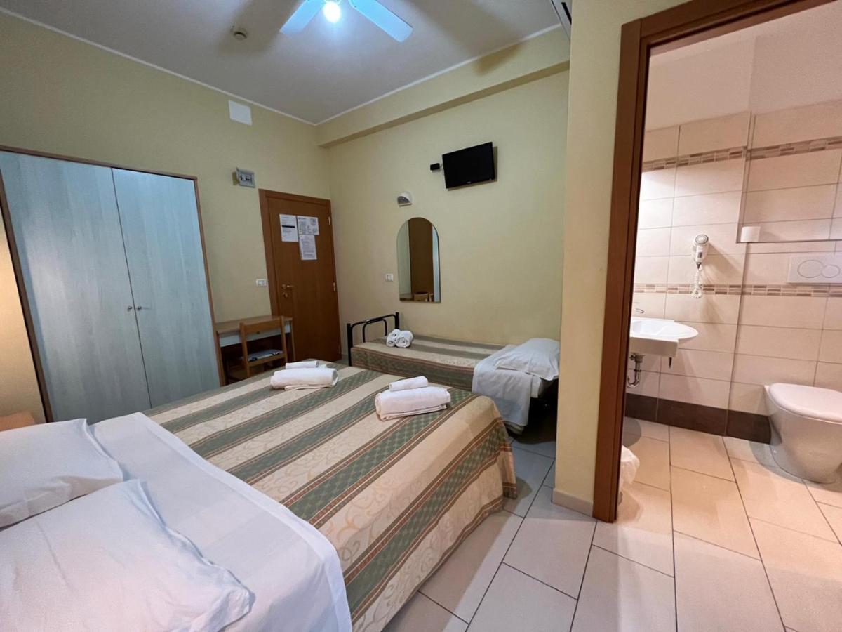 Hotel Valparaiso Rimini Buitenkant foto