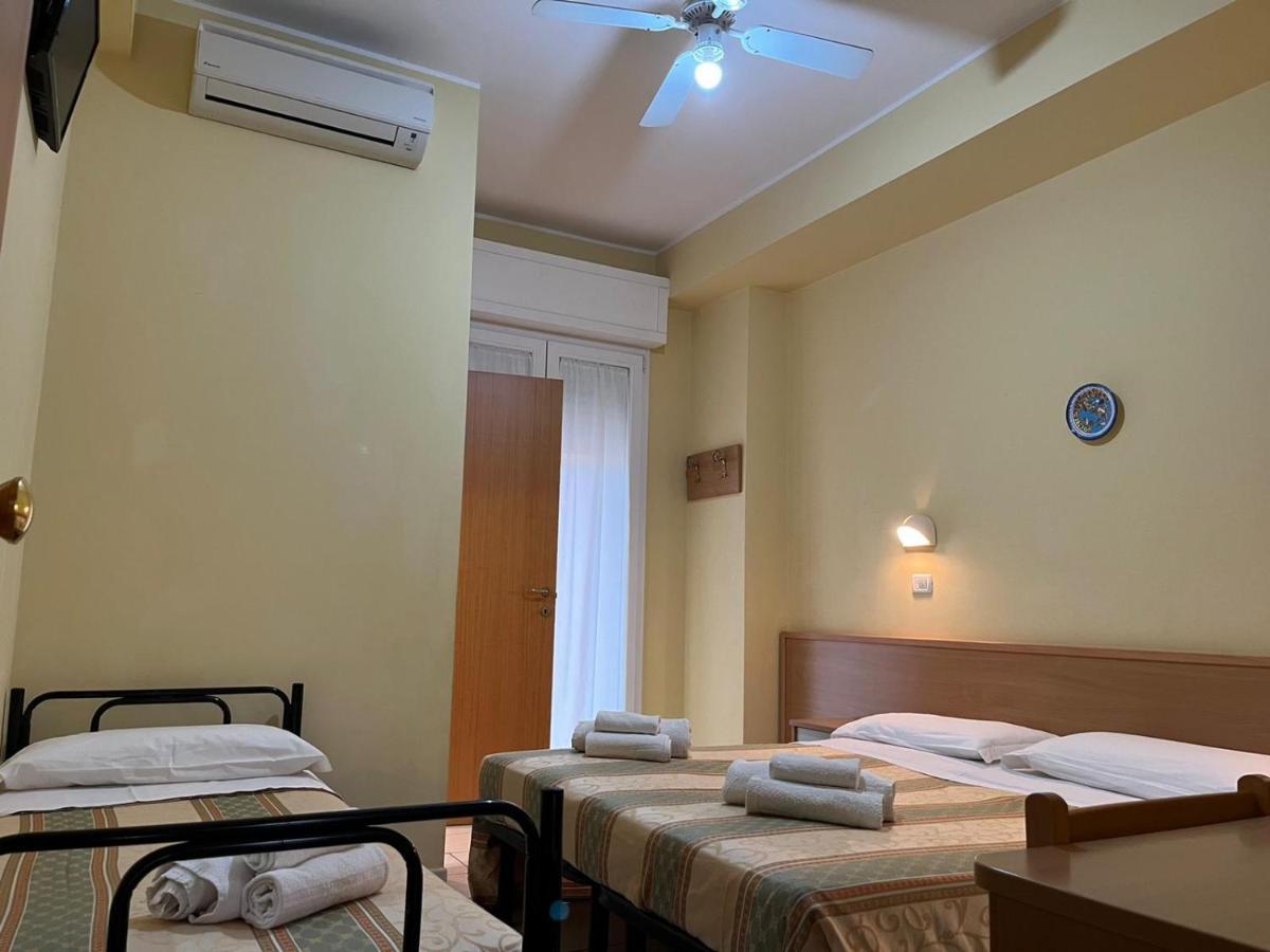 Hotel Valparaiso Rimini Buitenkant foto