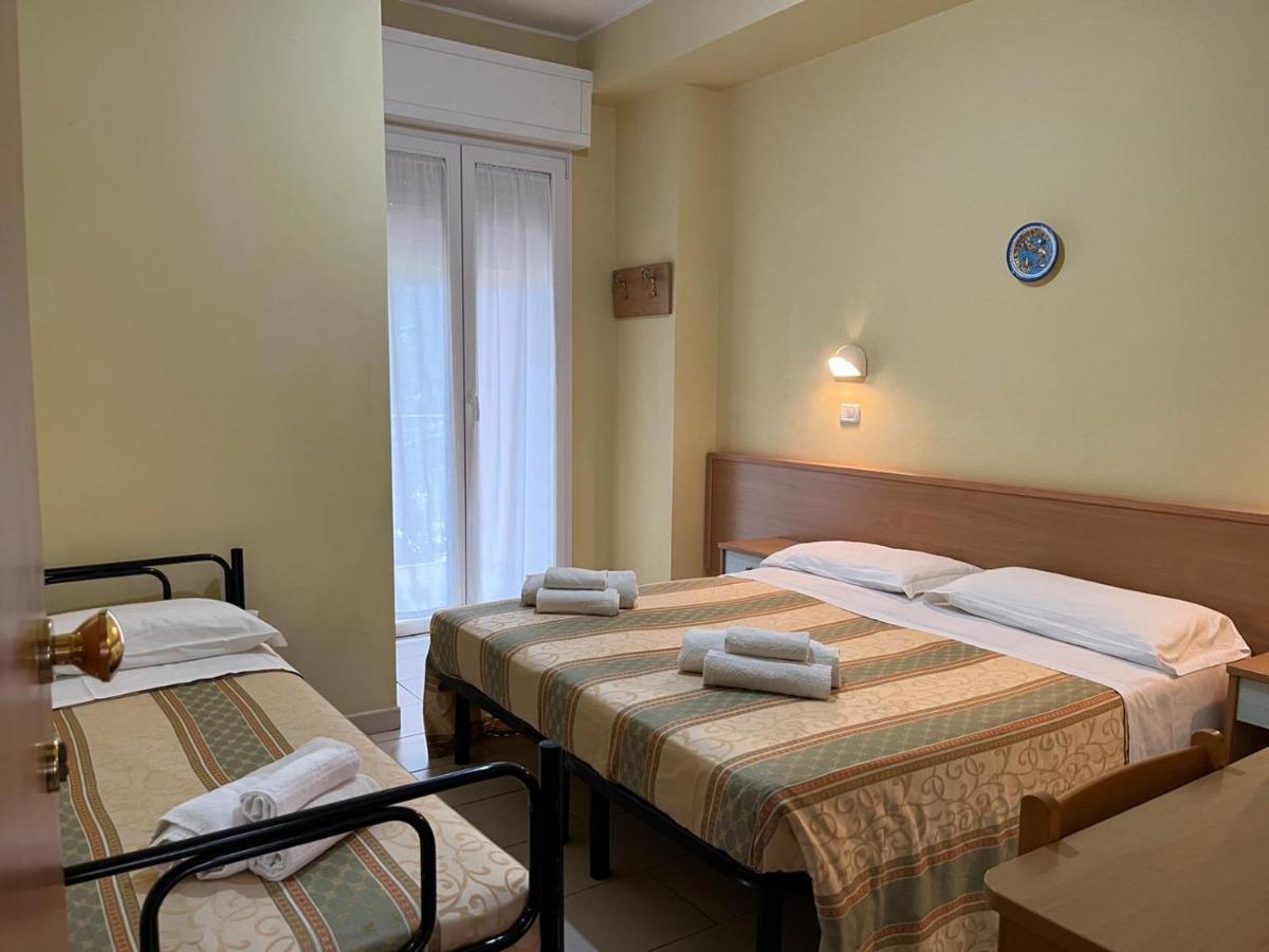 Hotel Valparaiso Rimini Buitenkant foto