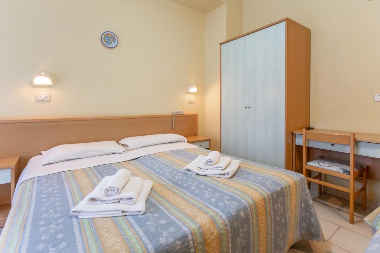 Hotel Valparaiso Rimini Buitenkant foto