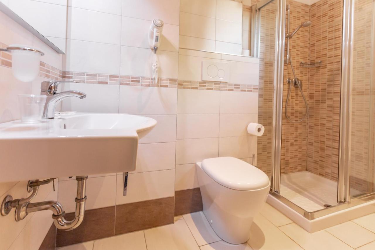 Hotel Valparaiso Rimini Buitenkant foto