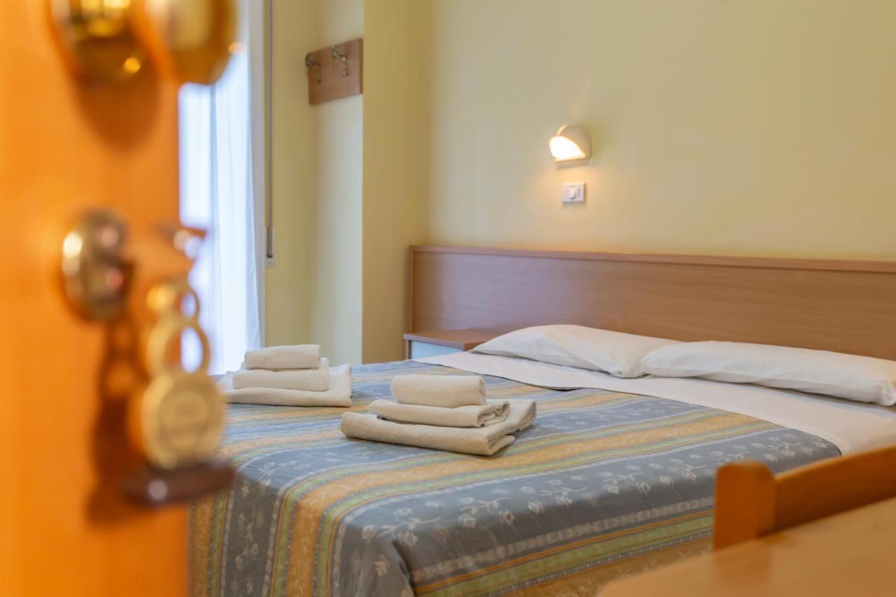 Hotel Valparaiso Rimini Buitenkant foto