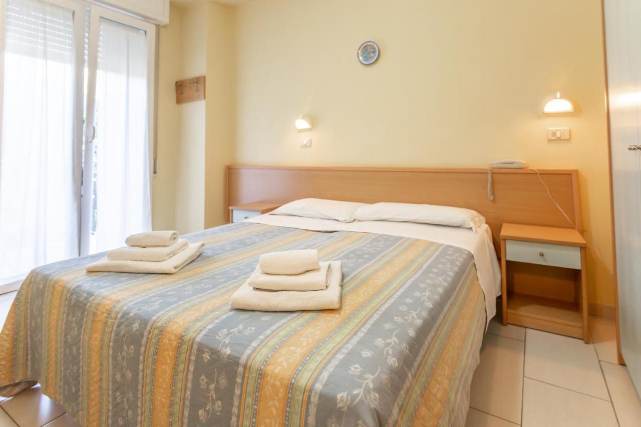 Hotel Valparaiso Rimini Buitenkant foto