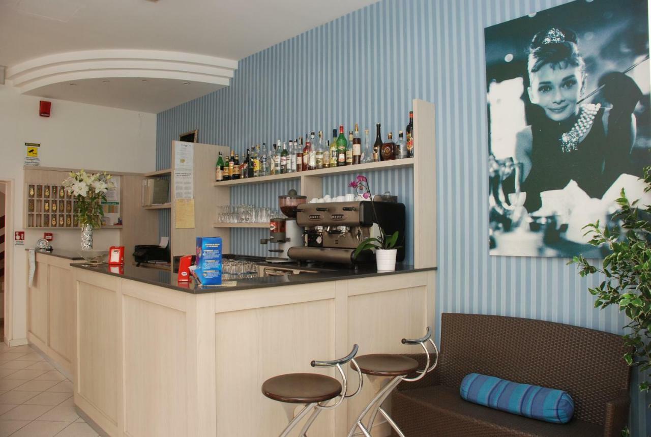 Hotel Valparaiso Rimini Buitenkant foto