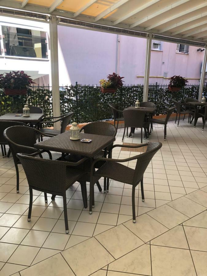 Hotel Valparaiso Rimini Buitenkant foto